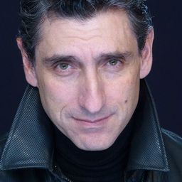 Anton Alexander 飾演 Father Spiletto