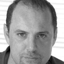 Olivier Chenevat 飾演 Douanier 2