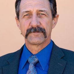 John Marrs 飾演 Mr. Plaxton