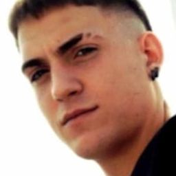 Albert Bosch 飾演 Roger