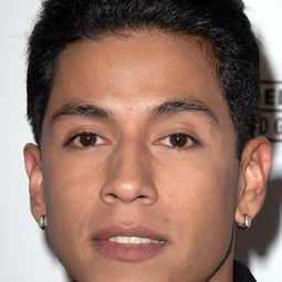 Rudy Youngblood 飾演 Sagebrush