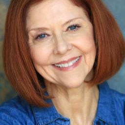 Julia Sanford 飾演 Doris