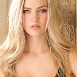 Bayley Corman 飾演 Alice Lake