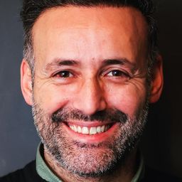 Aziz Aslan 飾演 Şinasi