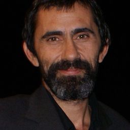 Peker Açıkalın 飾演 Ercüment