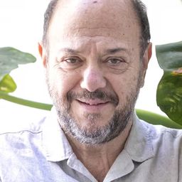 路易斯·席恩波斯基 飾演 Alejandro