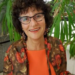 Eva Maria Giegl 飾演 Self - Paleogeneticist