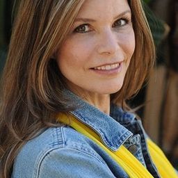 Tammy Klein 飾演 Mission Control Operator