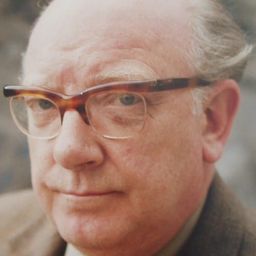 Arthur Lowe 飾演 