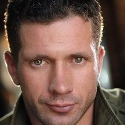 Daniel Aldema - 老板殺演員 飾演Ted Simpson