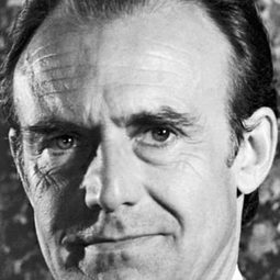 Richard Bull 飾演 Asa Goodwin