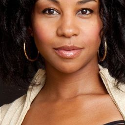 Aasha Davis 飾演 Flirty Woman