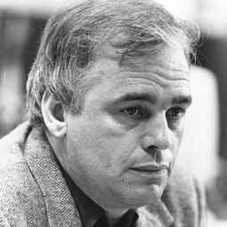 Marc Strange 飾演 Raymond Saddler