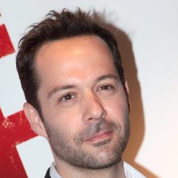 史帝芬·迪貝 飾演 Claude Masson