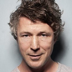 艾頓基倫 - Mister John演員 飾演Gerry Devine