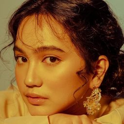 瑞秋·亞曼達 飾演 Awan Narendra Putri