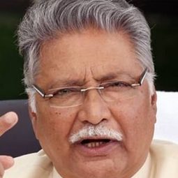 維克拉姆·戈卡勒 飾演 Army Chief Pratap Malik
