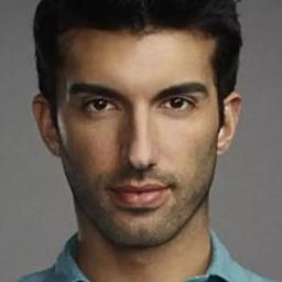 Rafael Solano 飾演 Agent Campos