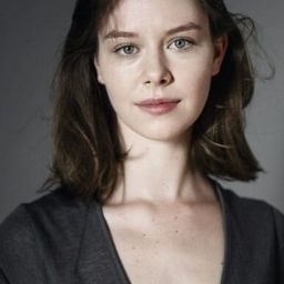 艾瑪·吉格茲諾 飾演 Weronika Bielecka