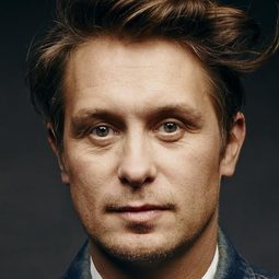 Mark Owen - 羅賓·威廉姆斯：納貝沃思現場演唱會演員 飾演Self