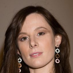 Sarah Maestri 飾演 Alice