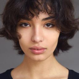 Esther Bernet-Rollande 飾演 Zina