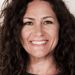 Anna-Sara Kennedy - 沃蘭德探長系列：主謀演員 飾演Sköterska