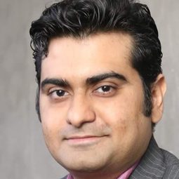Akshay Kapoor 飾演 DFO