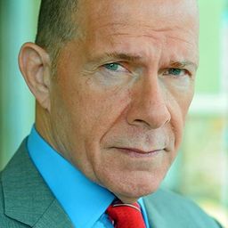 Robert Catrini 飾演 Col. Moorcroft