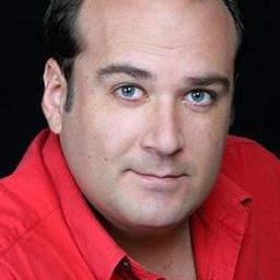 Berat Yenilmez 飾演 Dr. Şenol