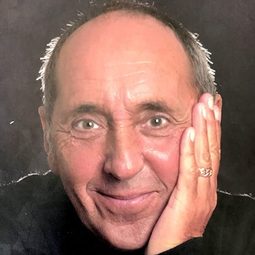 哈維·傑森 飾演 Portrait Photographer