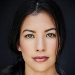 Samantha Jean 飾演 Elaine