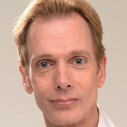 Doug Jones - 保持關注：大理石黃蜂的故事演員 飾演The Operator