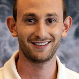 基斯莫達 金恩 飾演 Simon