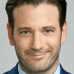 Colin Donnell 飾演 Aaron Maxwell