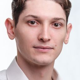 Oleksandr Ivanov 飾演 Soviet officer