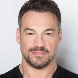 艾力克斯·包諾維克 飾演 Ike