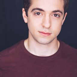 Teo Rapp-Olsson 飾演 Store Clerk