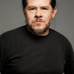 荷黑·薩拉特 飾演 Benigno