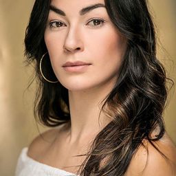 Kristina Lao 飾演 Laura Clark