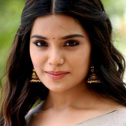 Aathmika 飾演 Bhavani