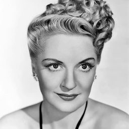 李·派崔克 - 群雄奪寶鷹演員 飾演Effie Perine