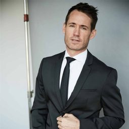 Tom Wren 飾演 Martin Carver