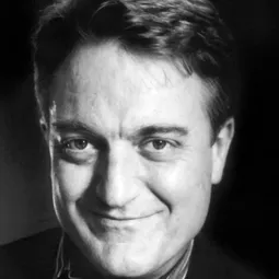 格里特·格雷厄姆 飾演 Dr. Sam Helburn