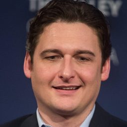 托比·萊昂納德·摩爾 飾演 Victor