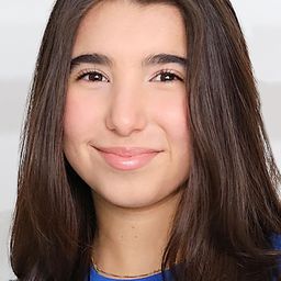 Isabella Leo 飾演 Lucy (voice)