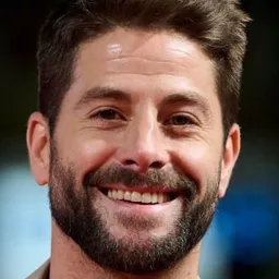 Luis Fernández 飾演 Carlos "El capi"