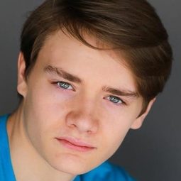 達柯塔·高耶 飾演 Jamie Bennett (voice)
