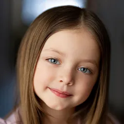 Emily Mitchell 飾演 Miep