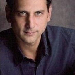 丹尼·佐恩 飾演 Screenwriter